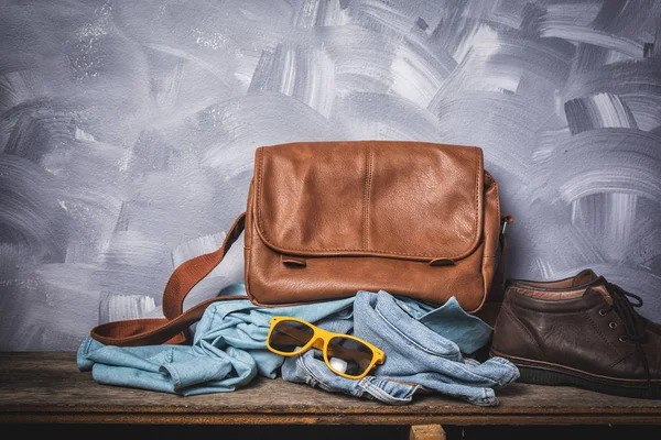 Karanlık vintage erkekler moda seyahat etmek stil deri