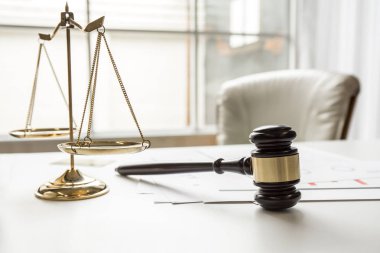 Gavel hukuk fakültesi mevzuatı mahkeme çalışma ofisinde.