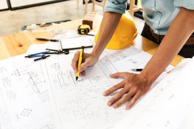 Büyük ticari binalar ve golf sahası evleri inşa etmek için sıkı proje planı çalışan inşaat mühendisi ekibi.