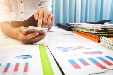 Hükümetin vergi koduna göre bir banka tarafından hesaplanan KDV ve kredi oranları. İş adamı Asya çalışkan vergi gelir hesaplama ofiste.