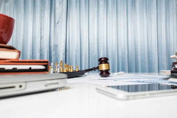 Advocaat Bureau Tafel Hamer Met Boek Rechtszaal — Stockfoto