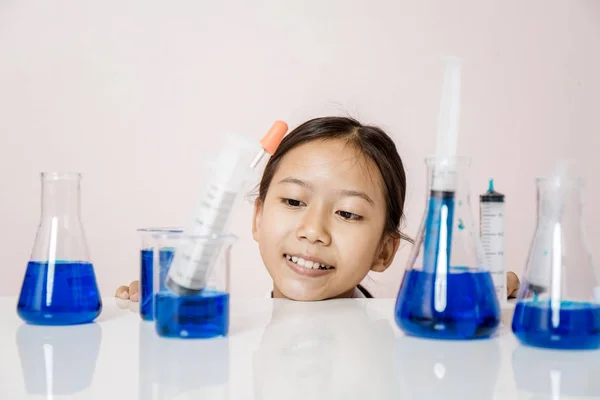 Asiatique Fille Jouer Comme Scientifique Pour Expérimenter Avec Matériel Laboratoire — Photo