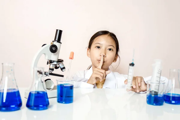 Азіатські Дівчата Гра Вченого Експериментувати Лабораторного Обладнання Мікроскопом Камер Наукова — стокове фото
