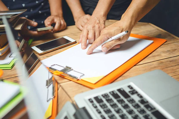 Asiatische Geschäftsleute Diskutieren Ernsthaft Haus Office Coworking Teamwork Konzept Vintage — Stockfoto