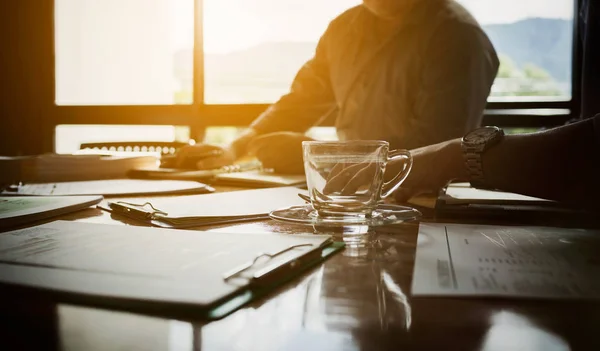 Team Business Associates Månadsmöte För Att Planera Ett Lån För — Stockfoto