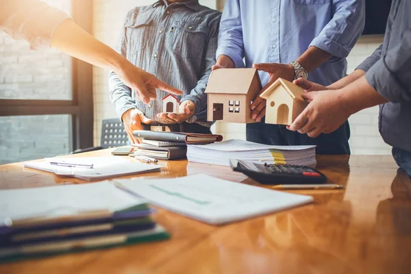 Reuniões Negócios Corretores Imobiliários Presidentes Empresas Para Selecionar Modelo Para — Fotografia de Stock