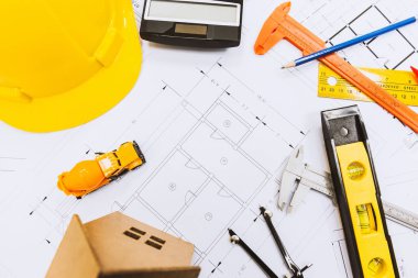 Çalışma odasında mühendis ve araçları