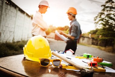 Bir masa foundat yerleştirmeye ilişkin alan okuyan mühendis