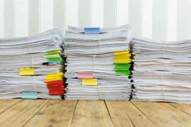 Masanın üstüne koydum evrak yığını pis iş finansal