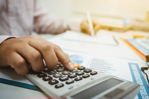 Trabalho de homem de negócios com calculadora em seu escritório workpl — Fotografia de Stock