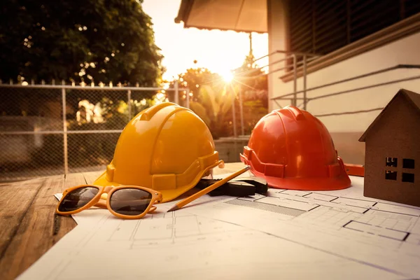 Un escritorio de ingenieros contratistas que van a construir un bajo costo — Foto de Stock