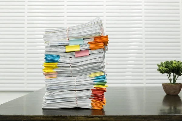 Documento de impresión de pila de papeleo no organizado puesto en el escritorio — Foto de Stock