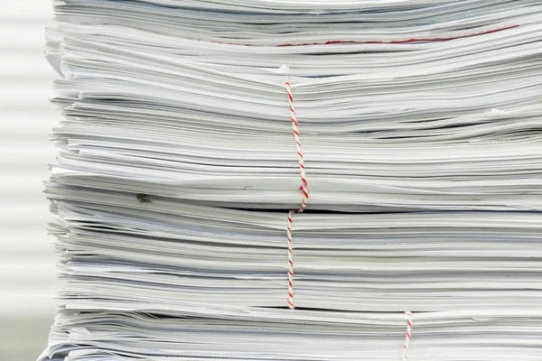Documento de impresión de pila de papeleo no organizado puesto en el escritorio — Foto de Stock