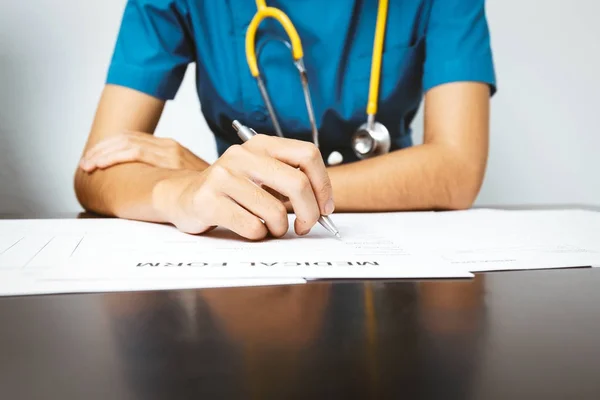 Enfermera comprobando firma firma del paciente en el documento — Foto de Stock