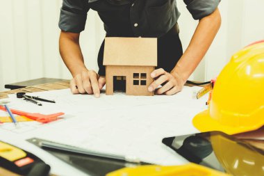 Onun inşaat sitesini office roo çalışan işletme mühendisi adam