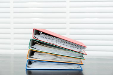 Masanın üstüne koydum evrak yığını pis iş finansal