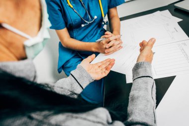 Hasta yaşlı geçmişini kontrol Hemşire Yardımcısı tarafından