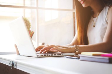 Genç Tay kız öğrenci dizüstü kullanarak alışveriş online holid içinde