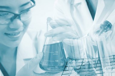 Araştırmacılar bakteri laboratuvarda test ediyoruz