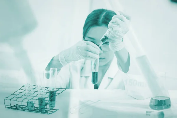 Des chercheurs testent des bactéries en laboratoire — Photo