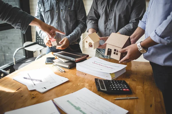 Buyer and brokers show small house energy saving model for the b — Stock Photo, Image