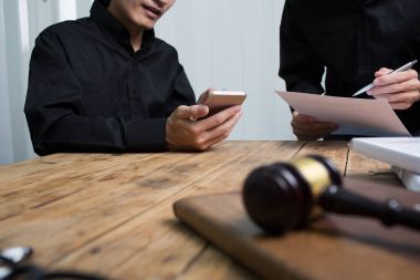 Avukatlar ve hukuk danışmanları birlikte çalışan bir ekip