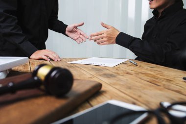 Avukatlar ve hukuk danışmanları birlikte çalışan bir ekip