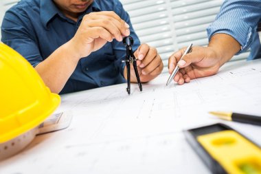 Tartışma yüklenici ve mühendis.