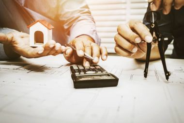 Tartışma yüklenici ve mühendis.