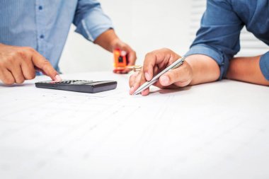 Tartışma yüklenici ve mühendis.