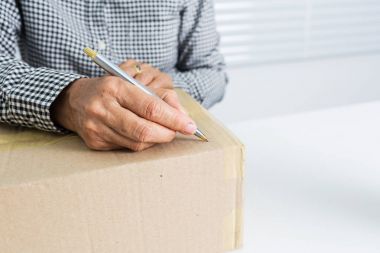 Asya iş kadını ile paket kutu