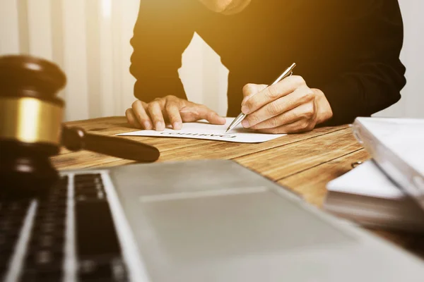 Jeune avocat travaillant dur seul dans son bureau — Photo