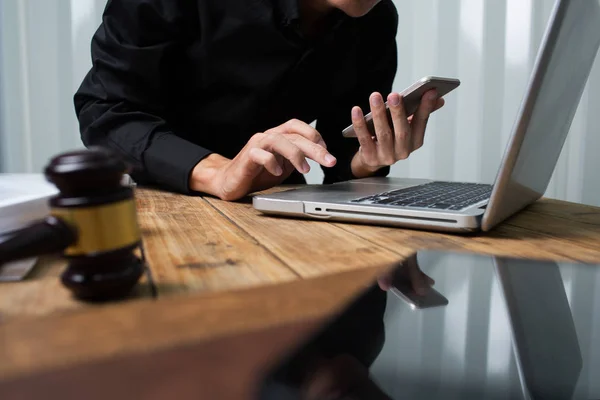 Junger Anwalt arbeitet allein in seinem Büro hart — Stockfoto