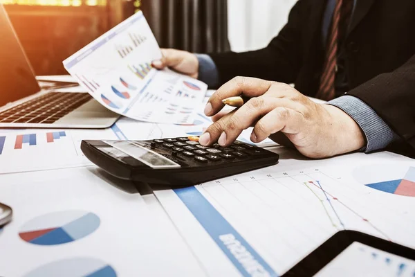 Financiers are calculating personal tax — Stock Photo, Image