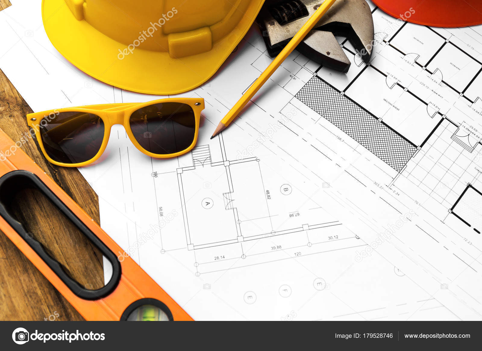 Desk Contractor Engineers Who Going Build Low Cost Home Energy