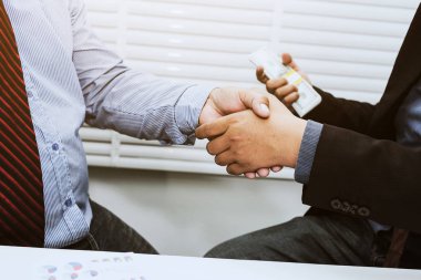 El avukat güven müşteri ile sallayarak.