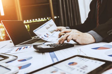 Finansörler hizmetini kullanan müşteriler için kişisel vergi hesaplama.