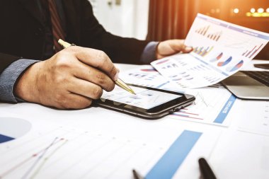 Bankacılar finansal verileri analiz. Kadar mevduat toplamak ve günlük para çekme için.