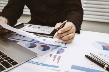 Bankacılar finansal verileri analiz. Kadar mevduat toplamak ve günlük para çekme için.