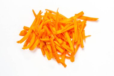 Bir şeyler atıştırmak için havuç parçası. Kim vejetaryen yemek.