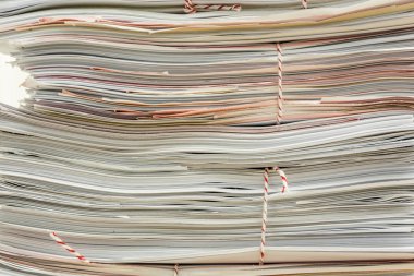 Masanın üstüne koydum evrak yığını pis iş finansal.