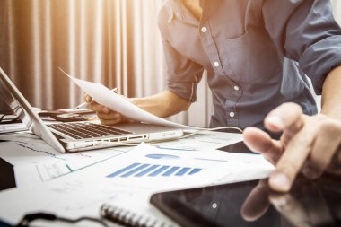 İş adamı muhasebe çalışma operasyon odası ofisinde iş vardı.