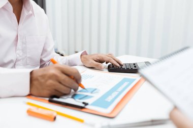 Özel ofiste çalışan genç bir işadamı, eski model belgelerle filtrelenmiş..