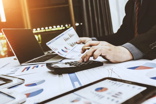 Financiers Calculating Personal Tax Customers Who Use Service — Stock Photo, Image