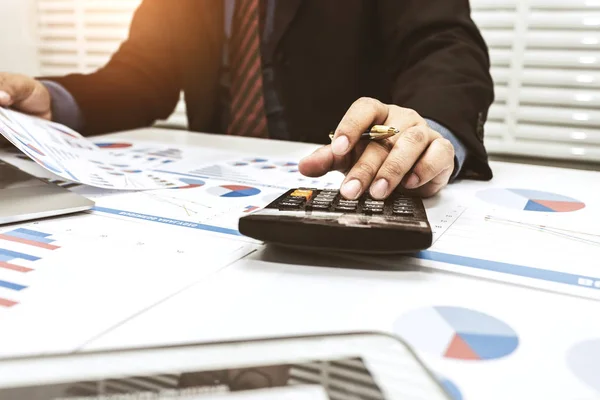 Financiers Calculating Personal Tax Customers Who Use Service — Stock Photo, Image