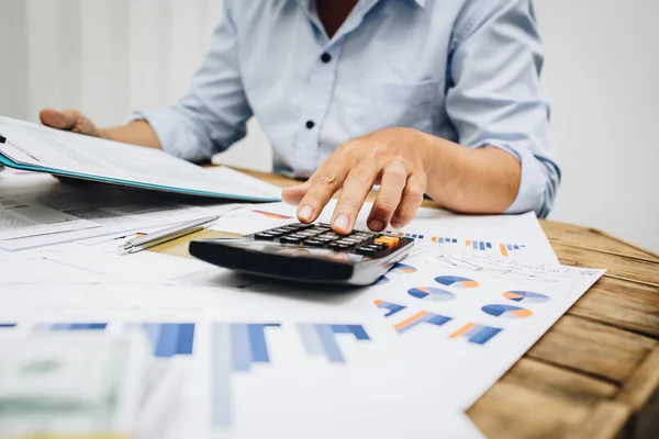 Zakelijke Man Accountant Met Behulp Van Calculator Voor Het Berekenen — Stockfoto