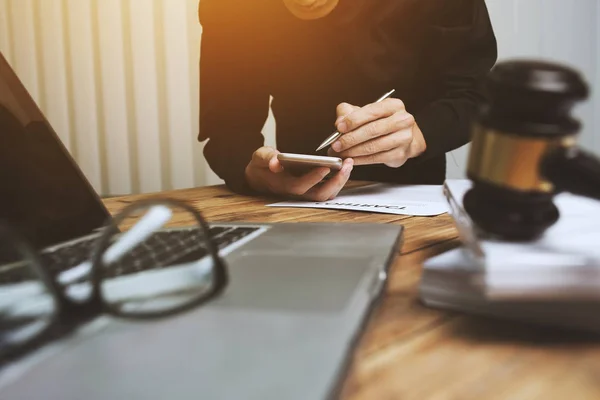 Jeune Avocat Travaillant Dur Seul Dans Son Bureau — Photo