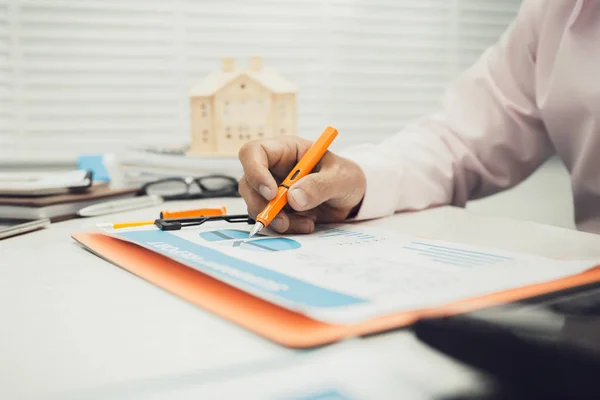 Man Business Home Office Met Calculator Financiële Belastinginkomsten Berekenen — Stockfoto