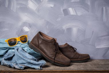 Karanlık vintage erkekler moda seyahat etmek stil ahşap masa loft tarzı oda, düşük anahtar ışık fotoğraf üzerinde koymak deri.