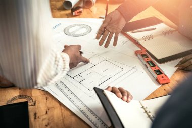 Ev ve profesyonel Müteahhitler grup şirketlerinin mühendislik özelliği toplantıları'ndaydı.